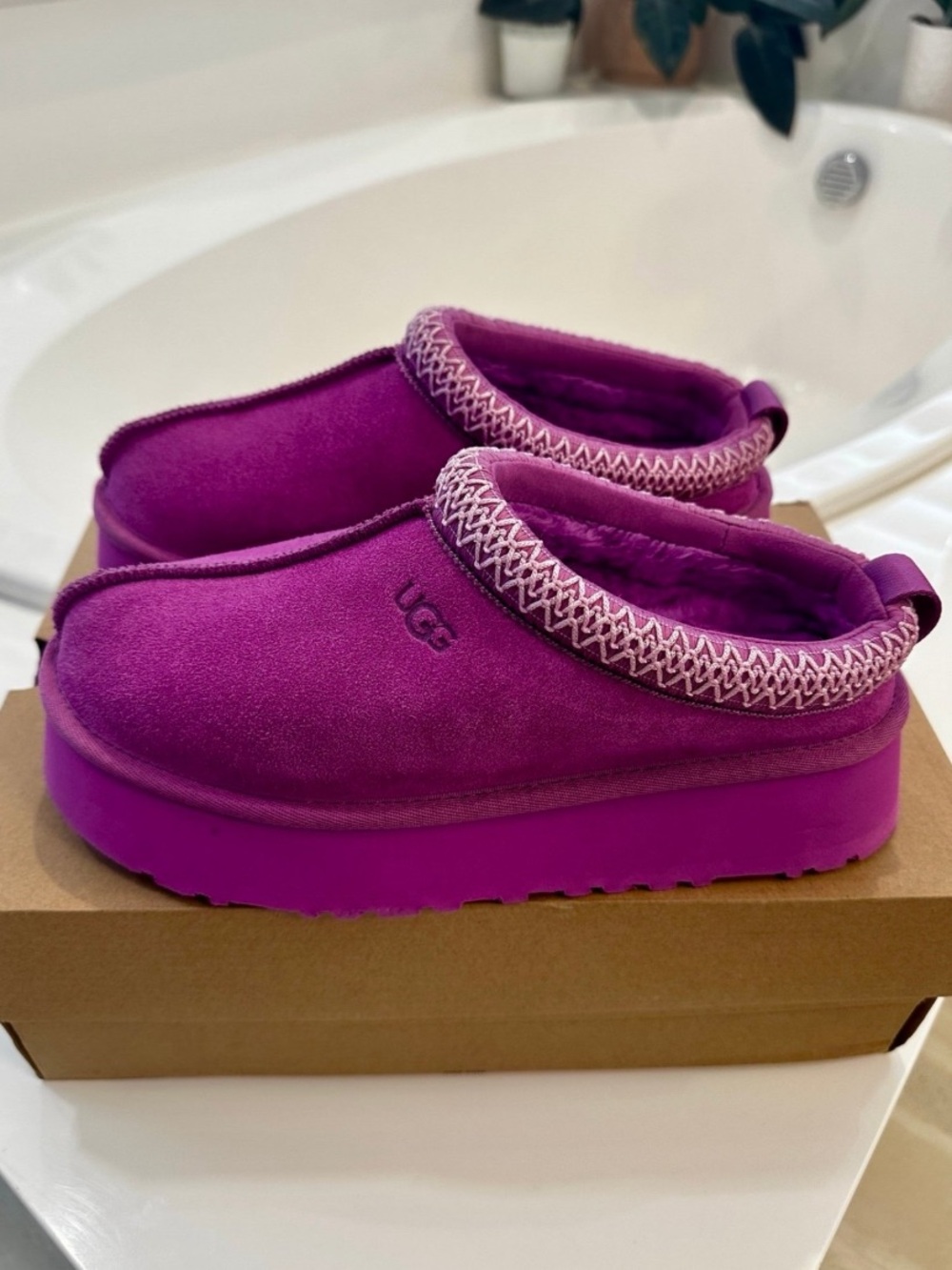 LIKE NEW UGG Lavender Suede Platform Slip-On Clog